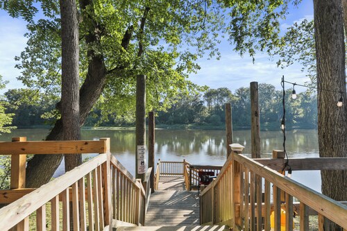 Riverfront Log Cabin on the Potomac River. Float, Fish or relax in the water.