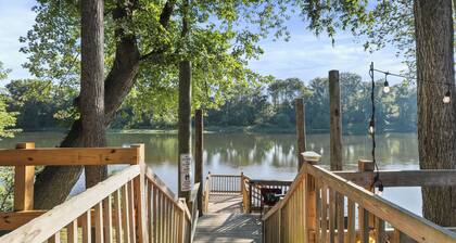 Riverfront Log Cabin on the Potomac River. Float, Fish or relax in the water.