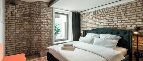 1 habitación, tabla de planchar con plancha, cuna de viaje y wifi