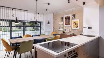 Kühlschrank, Mikrowelle, Ofen, Herdplatte