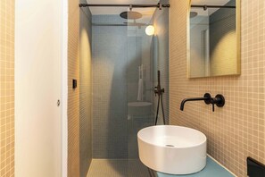 Dusche, Haartrockner, Handtücher, Shampoo