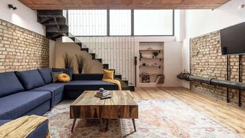 Een televisie, een stereo en een kantoor