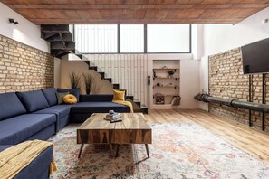 TV, stereoanlegg og kontorer