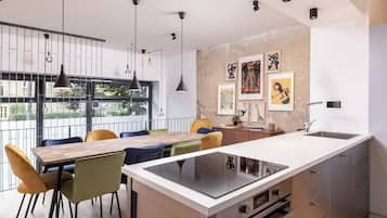 Kühlschrank, Mikrowelle, Ofen, Herdplatte