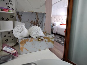 1 bedroom, iron/ironing board, WiFi, bed sheets - Lenayan Park View Deluxe Queen Room (Nairobi)