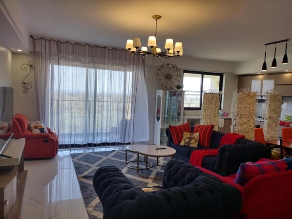 Living area - Lenayan Park View Deluxe Queen Room (Nairobi)