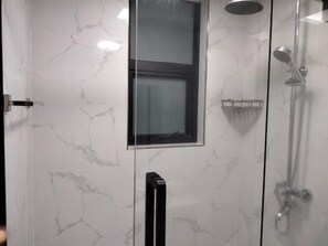 Hair dryer, towels, soap, toilet paper - Lenayan Park View Deluxe Queen Room (Nairobi)