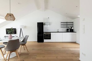 Coffee/tea maker, fridge, microwave, oven