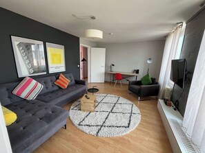 Tv, böcker och kontor