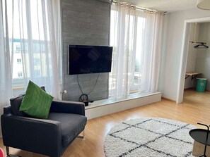 TV, books, offices - Quiet 60sqm Penthouse near BER Airport (Schönefeld)