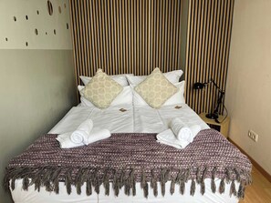 1 sovrum, skrivbord, strykjärn/strykbräda och resesäng