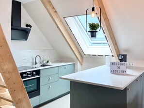 Fridge, oven, stovetop, dishwasher - Bright Hideaway (70 sqm) near BER Airport (Berlin)