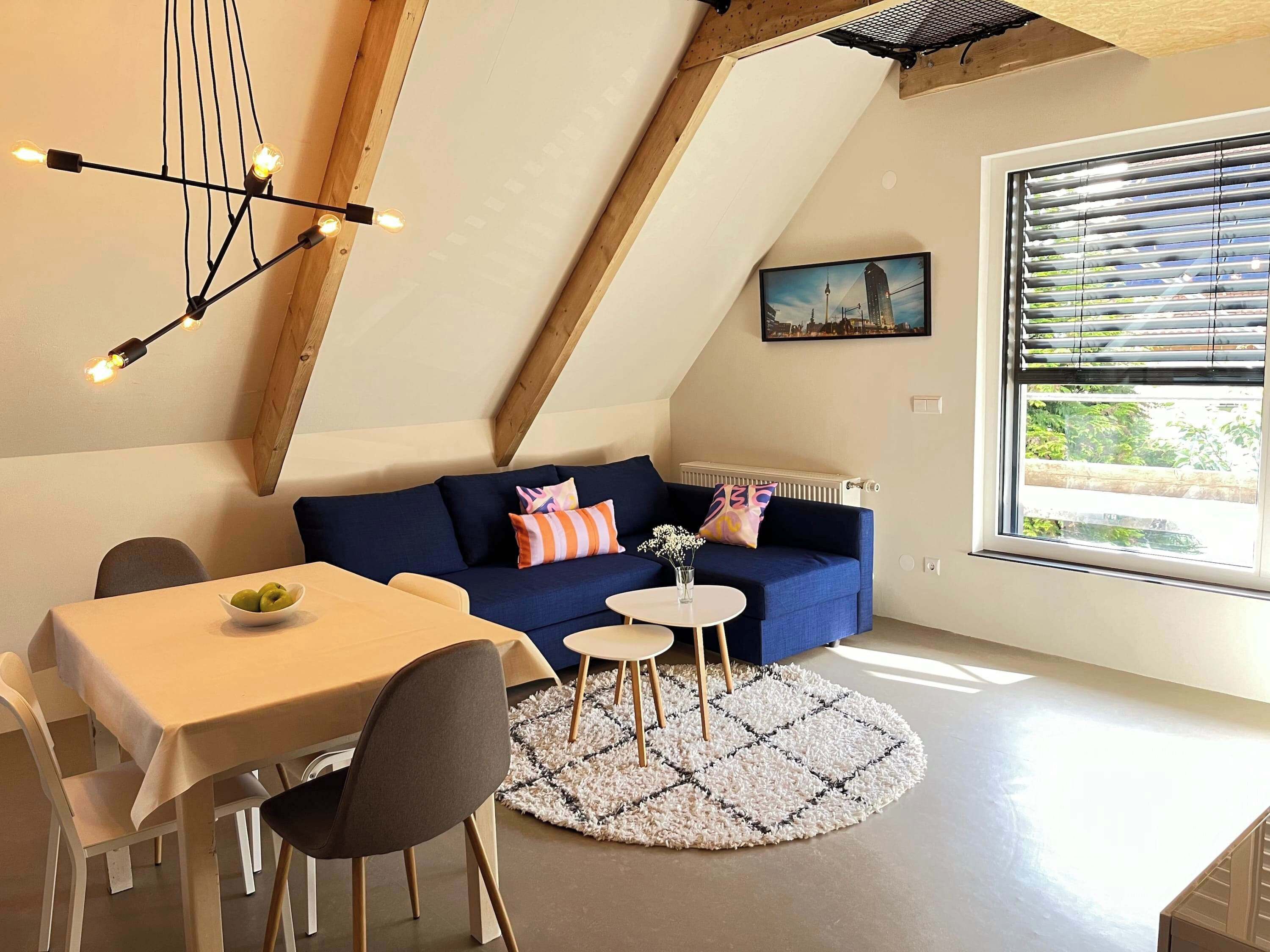 Televisión, libros y oficina 