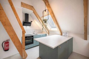Frigorífico, horno, placa de cocina y lavavajillas