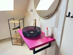 Douche, sèche-cheveux, serviettes fournies