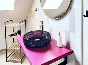 Douche, sèche-cheveux, serviettes fournies