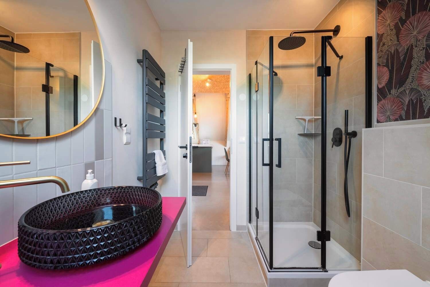 Shower, hair dryer, towels