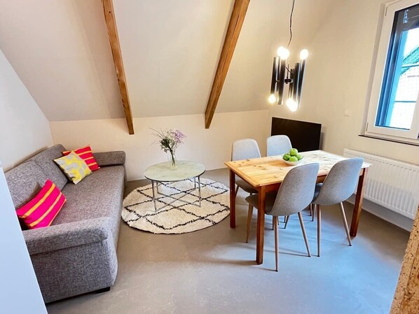 Télévision, livres, espaces bureaux