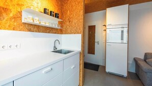 Kaffetrakter/tekoker, kjøleskap, ovn og kokeplater