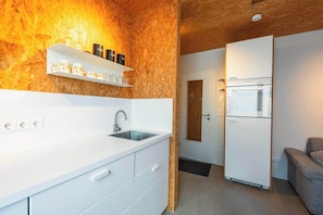 Wasserkocher mit Kaffee-/Teezubehör, Kühlschrank, Ofen, Herdplatte