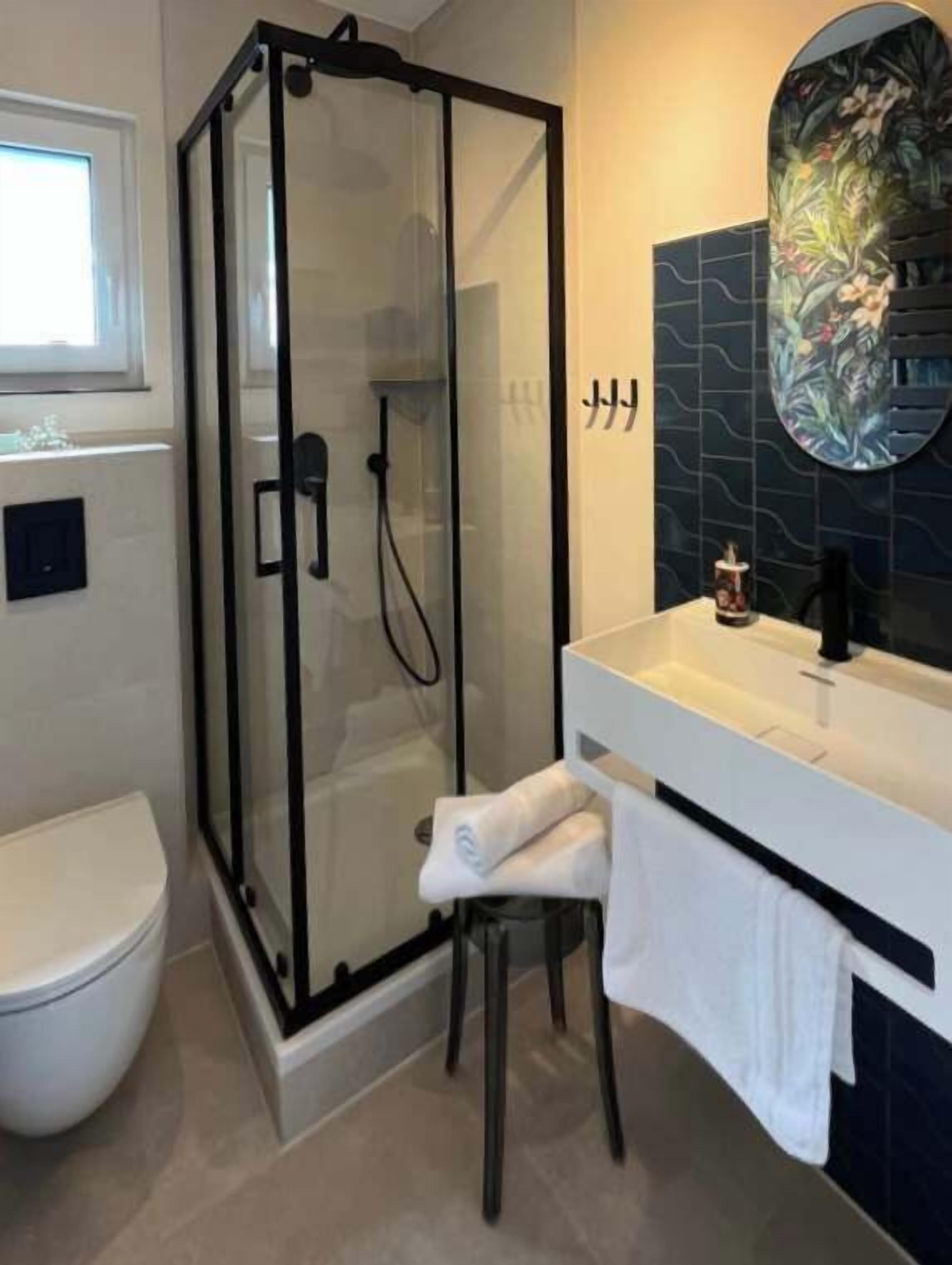 Een douche, een haardroger, handdoeken, shampoo