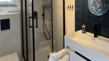 Een douche, een haardroger, handdoeken, shampoo