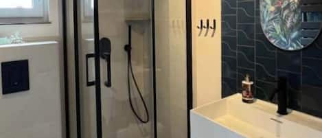 Suihku, hiustenkuivaaja, pyyhkeet, sampoo