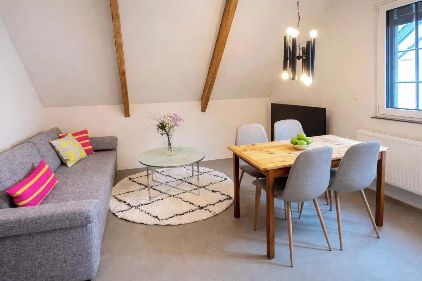 Televisión, libros y oficina 