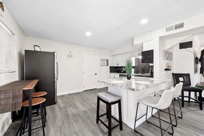 Fridge, microwave, oven, stovetop - Perfect Tucson Getaway Just Minutes to Downtown! (Tucson)