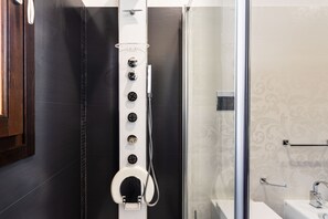 Dusche, Haartrockner, Bidet, Handtücher