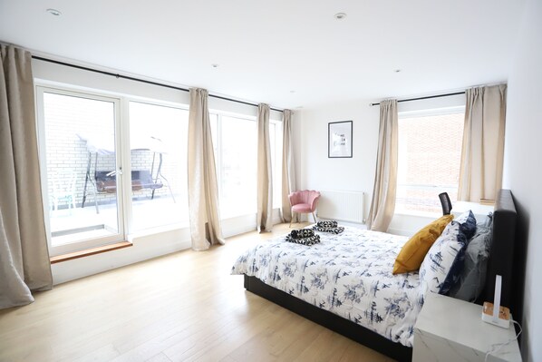 5 bedrooms, free WiFi, bed sheets - Luxury London Apartment With 5 Bedrooms (London)