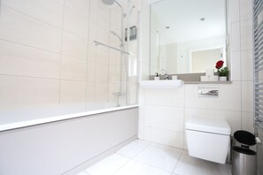 Apartment | Bathroom | Combined shower/bathtub, deep-soaking bathtub, hair dryer, towels - Luxury London Apartment With 5 Bedrooms (London)
