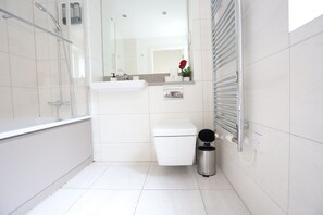 Apartment | Badezimmer | Duschwanne, Komfortbadewanne, Haartrockner, Handtücher