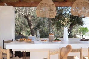 Outdoor dining - Villa Pajaro Ostuni Piscina a Sfioro e Vista Panoramica (Puglia)