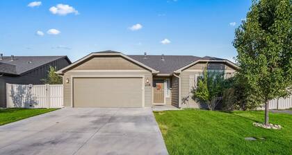 Mindful Manor, Sleeps 8, BBQ, Covered Patio, K,Q,T