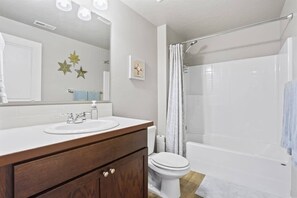 Séchoir à cheveux, serviettes fournies