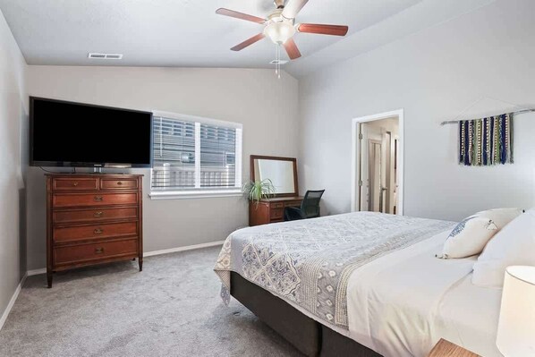 3 chambres, bureau, fer et planche à repasser, lit de bébé portatif