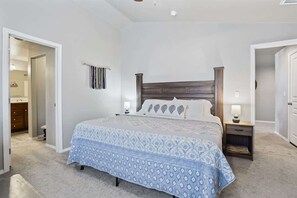 3 chambres, bureau, fer et planche à repasser, lit de bébé portatif