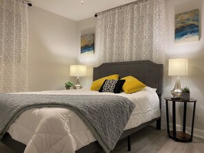 3 chambres, bureau, fer et planche à repasser, lit parapluie