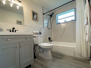 Douche, sèche-cheveux, serviettes fournies, savon