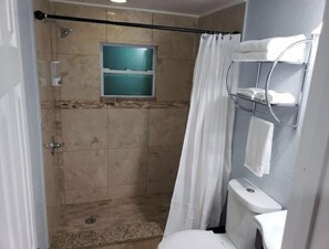 Hårføner, håndklær, såpe og sjampo