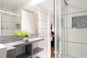 Toallas, jabón, shampoo, papel higiénico