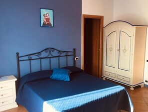 7 chambres, fer et planche à repasser, Wi-Fi, draps fournis