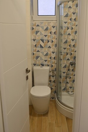 Dusj, hårføner, håndklær og såpe