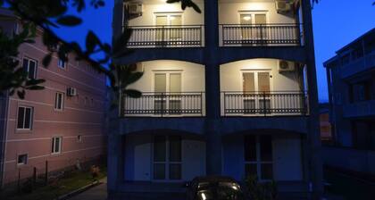 Folic Studio Apartment for 4