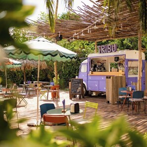 Outdoor dining - Deluxe Tropical Ocean View Villa (Sint Michiel)