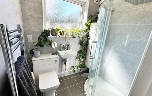 Comfort Room, 1 Double Bed, Non Smoking | Bathroom | Hair dryer, soap, shampoo, toilet paper - Uxbridge Cozy little home near Brunel (Uxbridge)