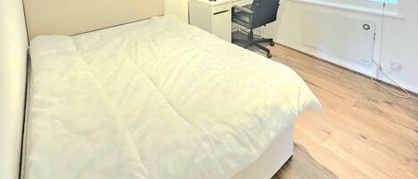 コンフォート ルーム ダブルベッド 1 台 禁煙 | デスク