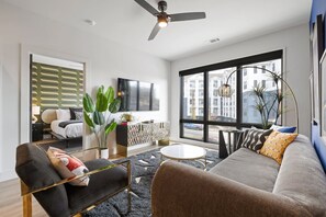 TV - Gameday Stay! POOL • Walk to Vandy Stadium! (Nashville)