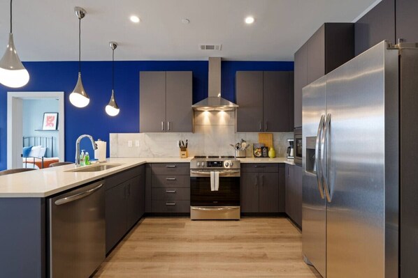 Refrigerador, microondas, horno, placa de cocina